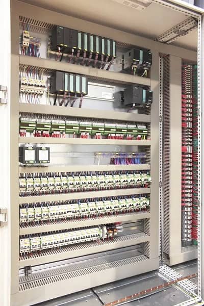 تصویر یک تابلو برق plc